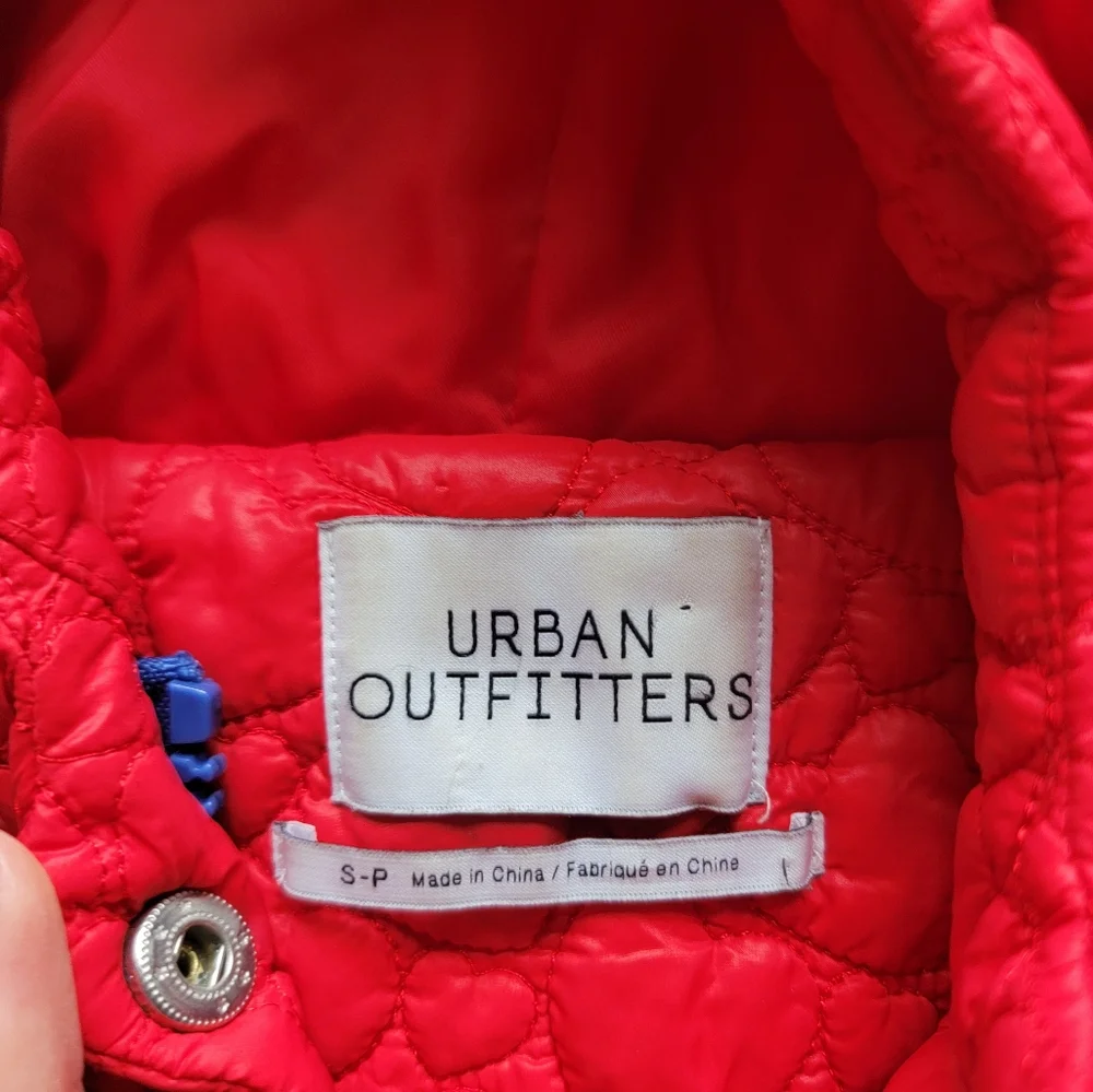 NWOT Urban Outfitters Red Heart Pattern Cropped Puffer Jacket - Picture 6 of 8